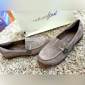 New NaturalSoul by Naturalizer Women’s Gray Suede Slip-On Loafers Size 7.5